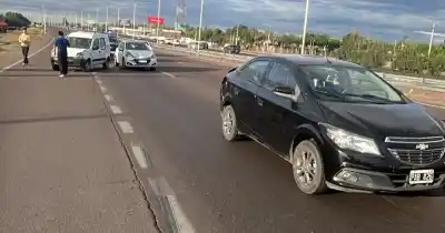 Tres autos chocaron en el Acceso Sur y el tránsito quedó patas para arriba