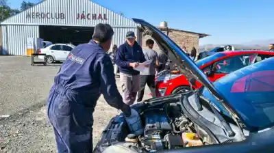 Llegaron al Aeroclub de Jáchal a hacer un trámite y se fueron con algo más que el papel firmado