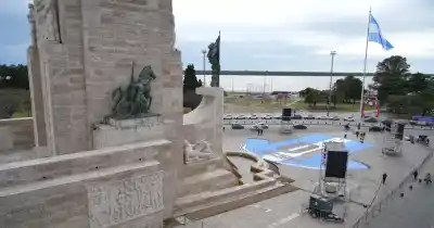 La camiseta gigante de Messi que amaneció en el Monumento y el detalle nocturno que nadie vio
