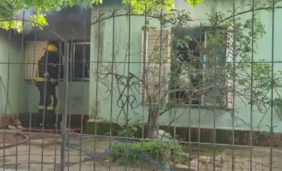 Prendió fuego una casa en el barrio Santa María de las Pampas: la vieron en las cámaras y ahora la Justicia busca el motivo