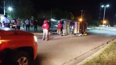 Volcó en pleno centro y los dos ocupantes terminaron ilesos: qué falló en la camioneta