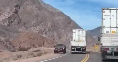 Un camión quiso pasar a otro en plena curva de la Ruta 7 y lo que apareció de frente lo obligó a todo