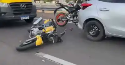 Arrancó con dos motos y terminó con cinco vehículos: el caos en el Acceso Sur