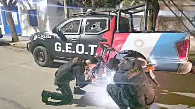 Apuntó con un cuchillo al joven que lo perseguía: la huida terminó a pocas cuadras