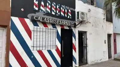 Se asomó a la ventana de la barbería y disparó a matar: un joven de 22 años pelea por su vida