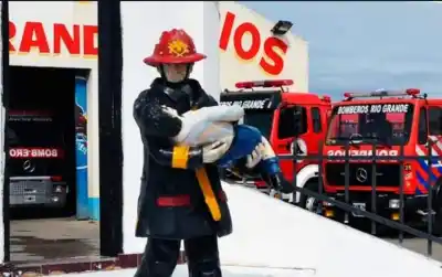 Bomberos de Río Grande apagaban un incendio y terminaron agredidos: el motivo que indignó al cuartel