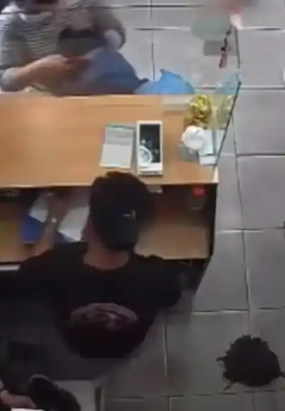 Fue a comprar carne, guardó un celular en la mochila y ahora todos la buscan