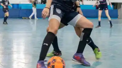 Se agarraron a golpes en pleno partido de futsal femenino en zona norte: una piba de 16 terminó en el hospital