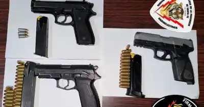 Corrió hacia una casa y arrojó algo: dos adolescentes, tres pistolas y 42 balas