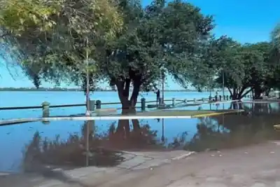 El río Uruguay superó el nivel de alerta en Paso de los Libres: la Costanera sigue cerrada