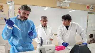 Un docente de la UNCA puso su laboratorio al servicio de una investigación que preocupa a los citricultores