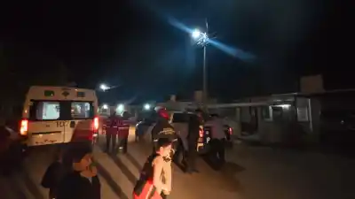 Manejaba marcha atrás en el barrio Néstor Kirchner y el portón terminó sobre una vecina
