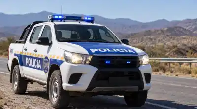 Manejaba una Hilux por la ruta 40 y terminó volcando: el conductor no sobrevivió
