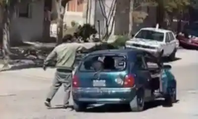 A plena luz del día, se bajó del Corsa con un arma y disparó: la reacción del vecino quedó filmada