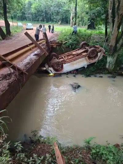 Iba a cruzar el puente en una Hilux, terminó en el arroyo y lo encontraron así