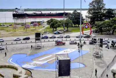 Messi ya tiene su homenaje en Rosario: la camiseta gigante que apareció frente al Monumento