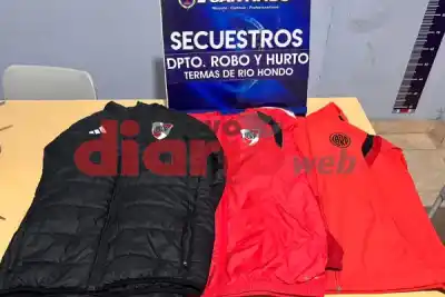 Le robaron tres camperas de River y las encontró publicadas en un grupo de WhatsApp: lo que hizo después