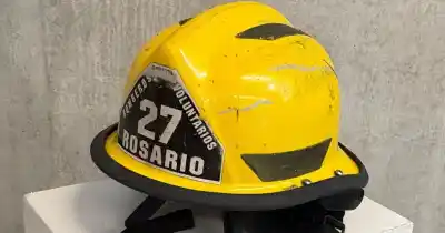 Cascos de bomberos transformados en arte: una muestra que busca sembrar memoria y solidaridad