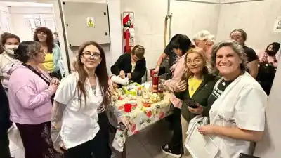 Un café que faltó en la infancia se convirtió en la performance que conmovió a un hospital