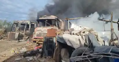 Se incendió una chacarita en Las Heras: las llamas no perdonaron ni al colectivo ni a los camiones