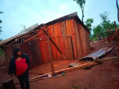 El viento les voló el techo a siete familias y el cacique pide algo insólito para reconstruir