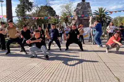 APAD sopló 25 velitas y la plaza San Martín se llenó de mate, baile y emoción