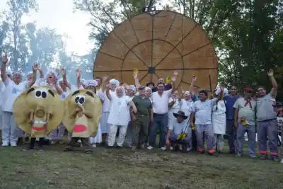 Una torta frita de más de cinco metros se prepara para sorprender a miles en un evento tradicional