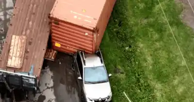 Un contenedor de 45 mil kilos se desprendió de un camión y cayó sobre un vehículo estacionado