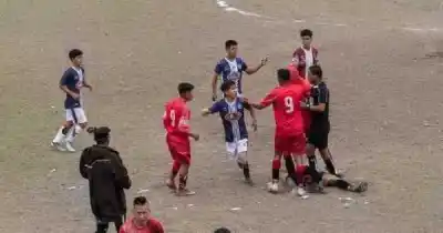 Agredieron a un árbitro en pleno partido en San Rafael: el video que dio la vuelta