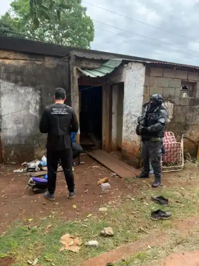 Fueron a allanar por un robo en la Chacra 128 y volvieron con tres detenidos: apareció un arma con 34 balas