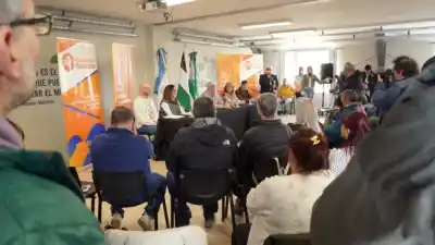 Bariloche: firmó las actas de 13 lotes y siete familias se fueron con un papel clave bajo el brazo