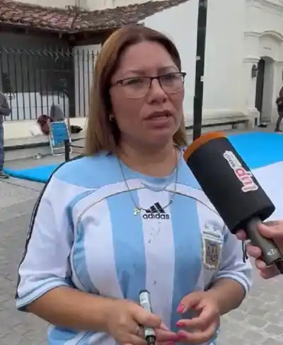 Dos hinchas sin entrada armaron una bandera de 20 metros para Messi: la firmaron hasta los que no saben leer