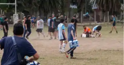 Un padre miraba cómo atendían a su hijo en la cancha y terminó con un puñetazo en la cara: el informe del árbitro lo complica a todos