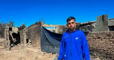El carpintero que se quedó entre los escombros: "Fueron 15 años de trabajo, ubicando todo en su lugar"