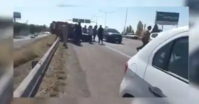 Choque entre camión y camioneta en el Acceso Sur: una mujer resultó herida y el tránsito colapsó