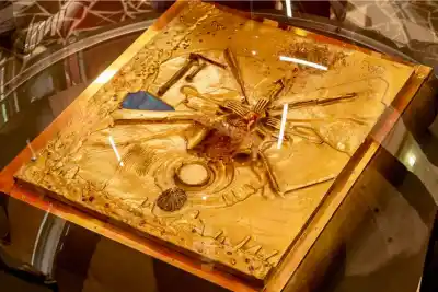 Un libro de Dalí de 210 kilos y piedras preciosas desapareció de un museo francés