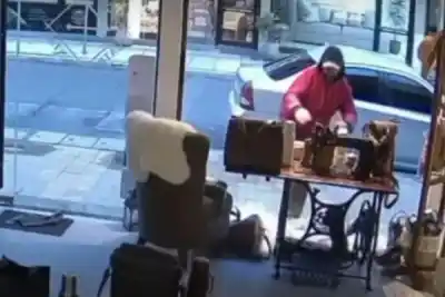 Arrojó un cascote contra una vidriera del centro y se llevó un botín insólito: quedó filmado