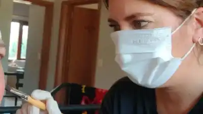 La barilochense que venció el cáncer de mama y ahora maquilla gratis a pacientes: "No busca ocultar nada"