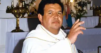 Cada 13 de mes, un mausoleo en San Juan se llena de fieles por un cura que murió hace 30 años
