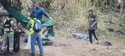 Desalojaron a un hombre que vivía bajo un puente en San Lorenzo: lo que encontraron adentro