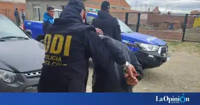 El allanamiento por armas en Río Gallegos terminó con un hallazgo inesperado en el sillón