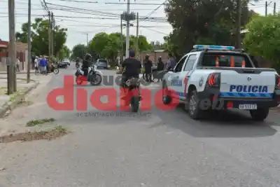 Perdió el control de la moto en Añatuya y chocó contra una camioneta estacionada frente a la radio