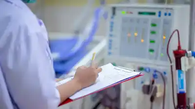 La llevaron a diálisis en remis porque no había ambulancias y volvió a su casa sin que nadie advirtiera lo que traía en la cabeza