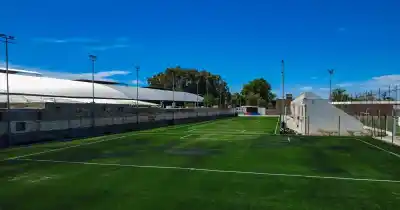Alianza convirtió su estacionamiento en cinco canchas de césped sintético
