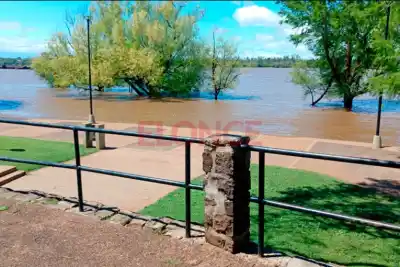 El río ya se metió en la Costanera y ahora esperan que pase los 11 metros