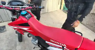 Hacían picadas en una villa de San Juan y la moto que usaban escondía tres años de historia