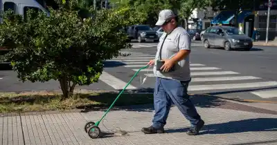 Recorren las veredas de Rosario con detectores de gas: la advertencia para los que tengan el gabinete en mal estado