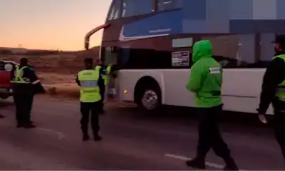 Un taxista manejaba con un pasajero y un chofer llevaba a 20 chicos: los frenaron en la ruta y soplaron el tubo