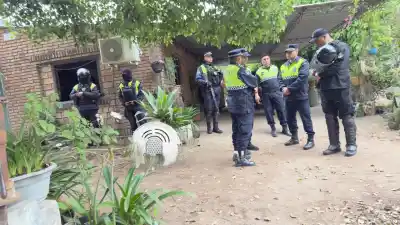 Fue a la comisaría a denunciar algo y los policías encontraron a un hombre escondido bajo la cama