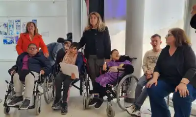 La muestra que reúne 17 obras de artistas locales y usuarios de un centro de día llega con un pedido urgente